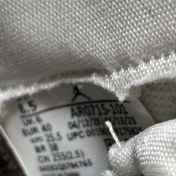 Nike Air Jordan 11 Neapolitan - Picture 2 of 11